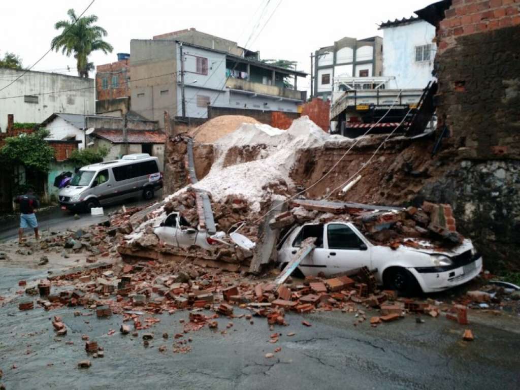 Muro desaba sobre dois carros em bairro de Salvador