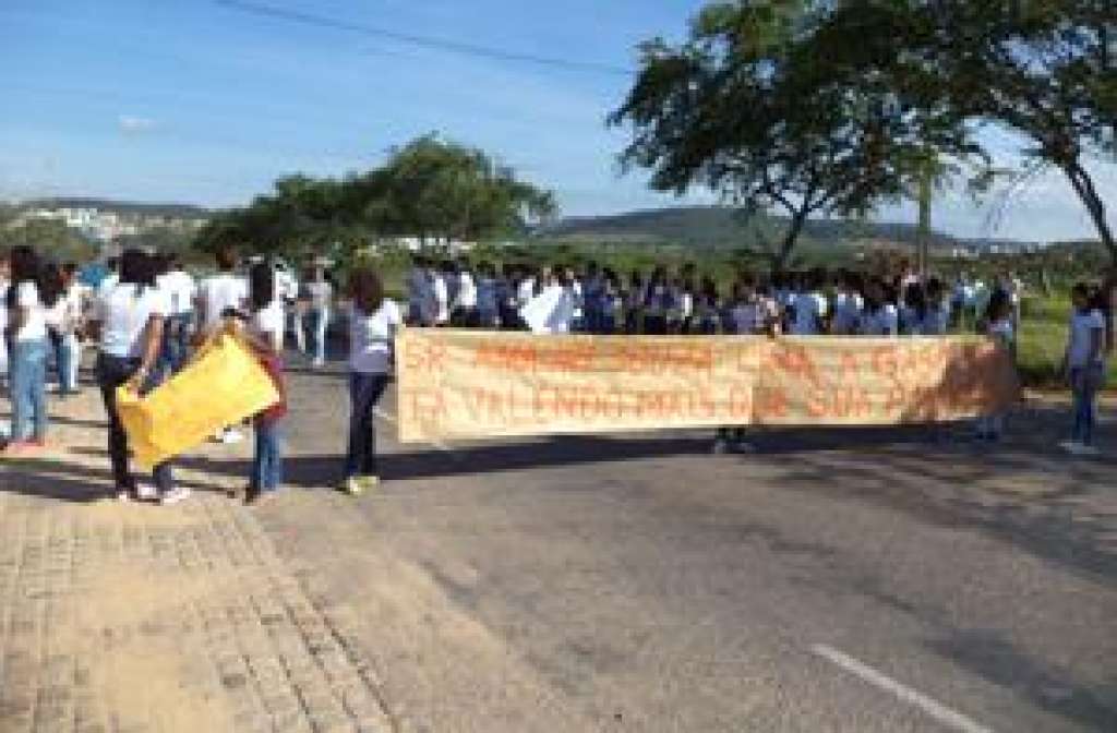 Estudantes do IFBA protestam em trecho da BR 324