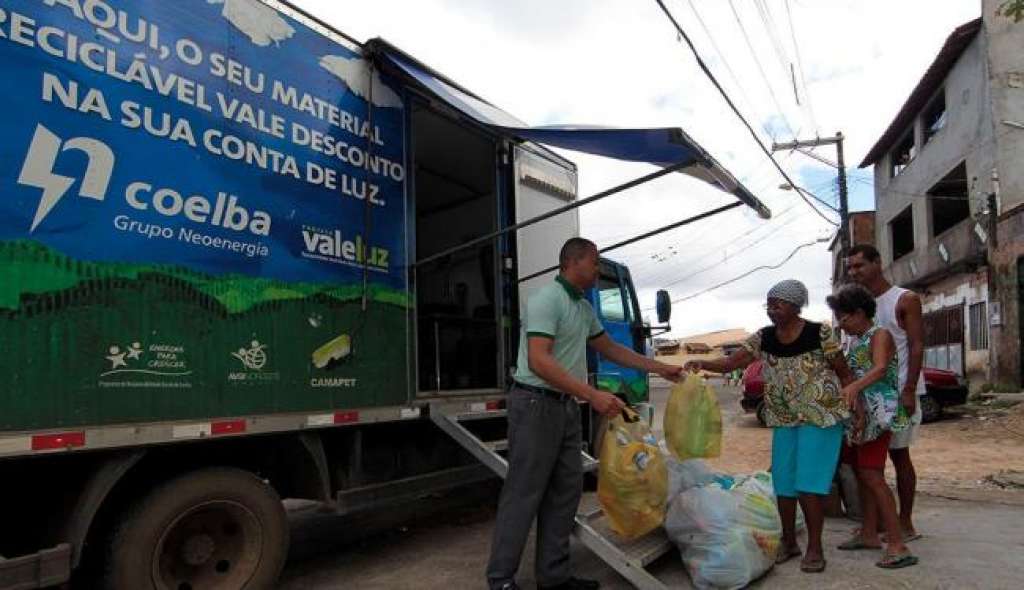 Projeto que troca material reciclável por desconto em conta de energia chega a Salvador