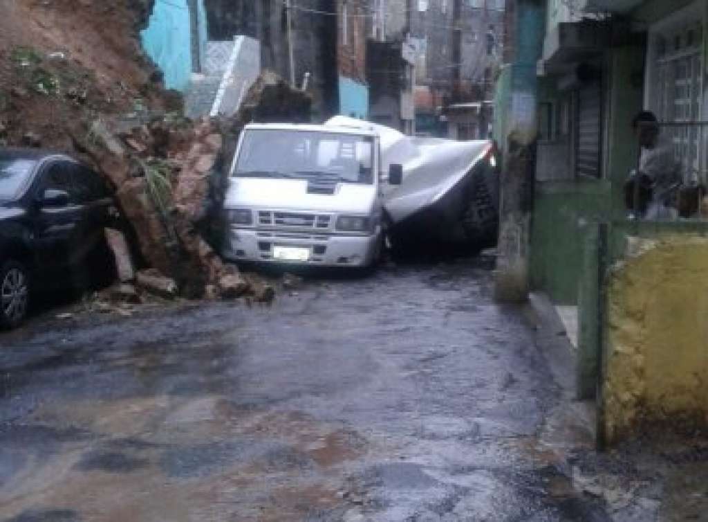 Deslizamento destrói carros em bairro popular de Salvador
