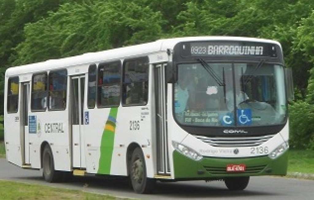 Ônibus é assaltado e passageiros tem pertences roubados em Salvador