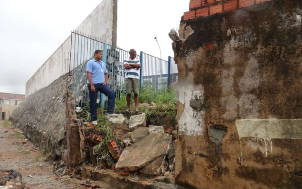 Muro cai e água da chuva invade casas próximo ao Hospital Roberto Santos