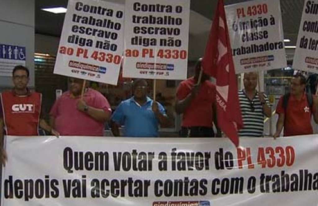 Contra aprovação da Lei da Terceirização, trabalhadores fazem manifestação no Aeroporto de Salvador