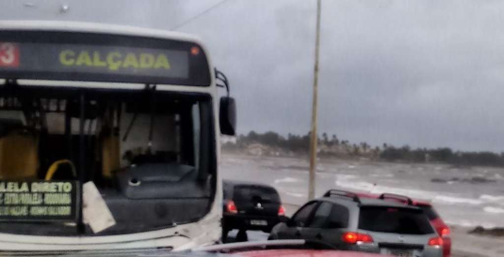 ônibus se chocam em meio a pista molhada na orla de Salvador