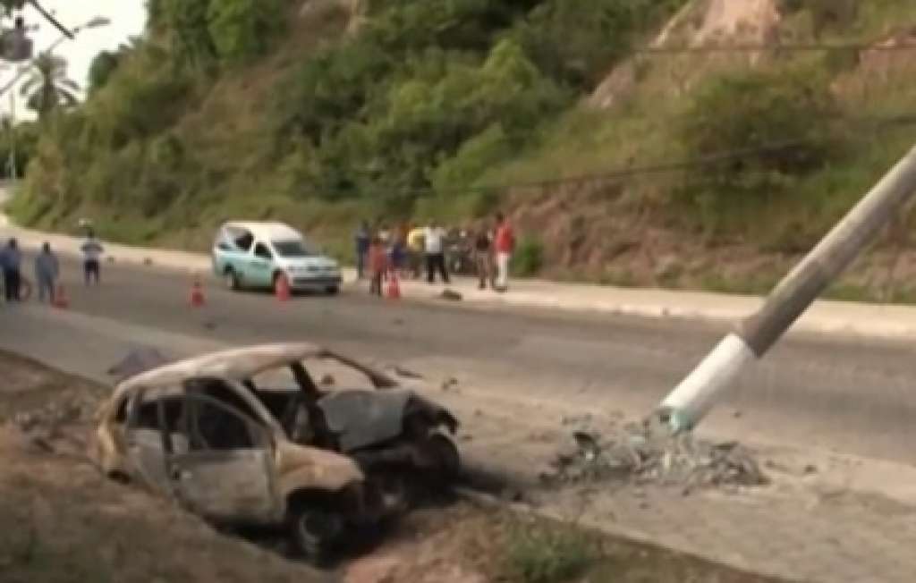 Carro bate em poste e explode em Porto Seguro