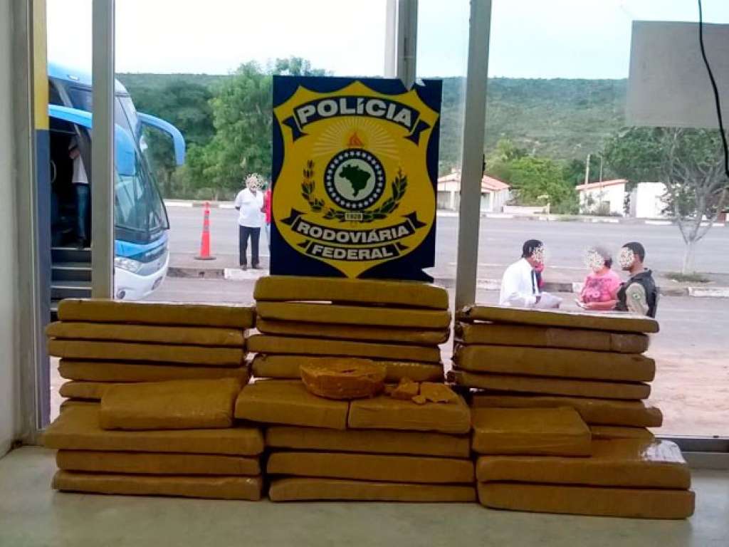 BR-242: jovem é preso após ser flagrado transportando 45 kg de drogas em bagagem