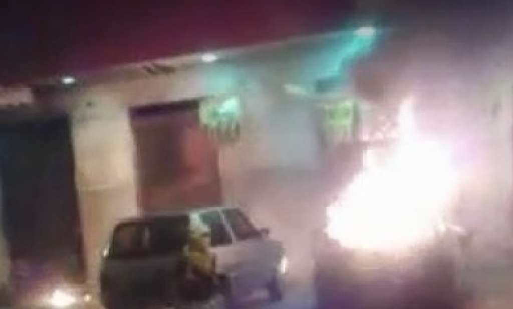 Populares arrombam mercado e ateiam fogo em carro, onde criança morreu