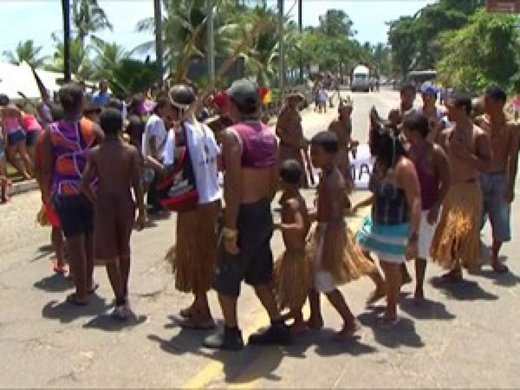 Tupinambás protestam na BA 001 após assassinato de índio