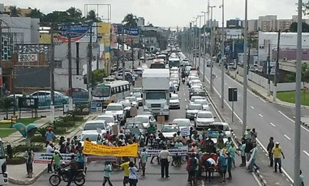 Manifestação fecha via da Estrada do Coco sentido Salvador