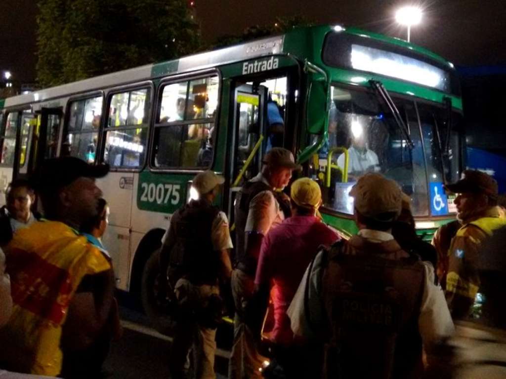 Ônibus 24 horas em Salvador contabiliza 2 mil passageiros e nenhuma violência