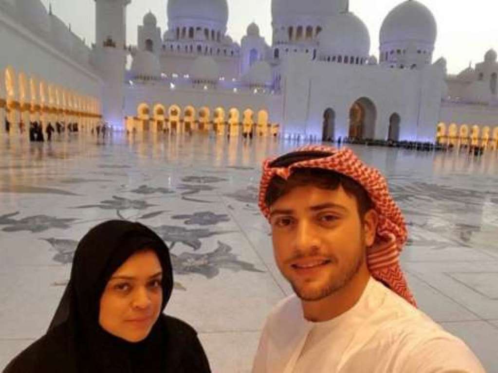 Vestidos a caráter, Preta Gil e Rodrigo Godoy visitam mesquita em Abu Dhabi