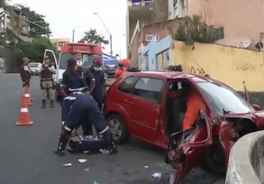 Mulher bate carro em muro, na orla de Salvador