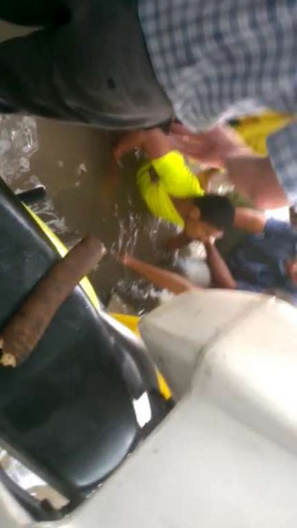 Salvador: motociclista é resgatado por populares após cair em buraco durante temporal