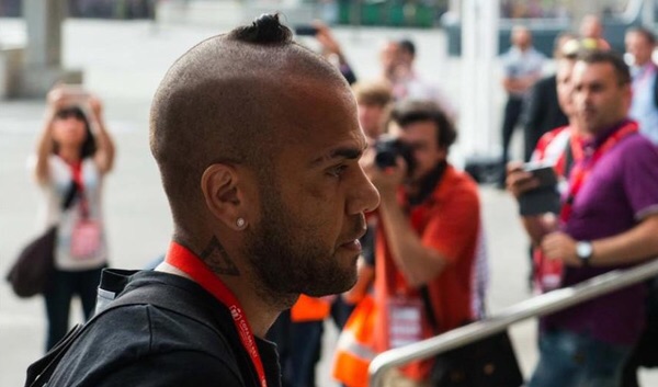 Com cabelo a lá Cascão, Daniel Alves joga a final da Copa do Rei