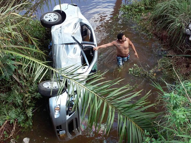Médica perde controle de carro e cai de ponte próximo a Aratuípe
