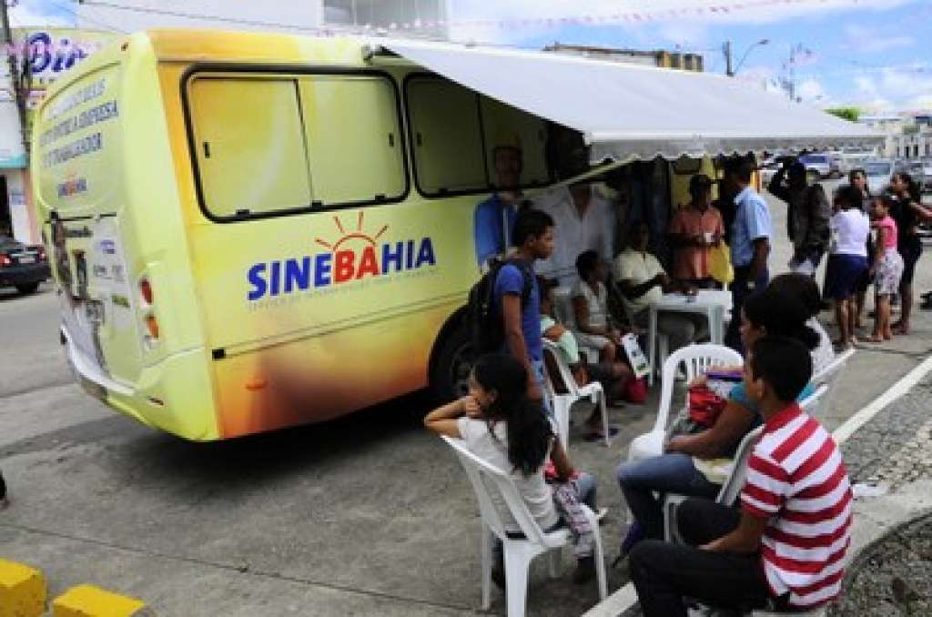 Oportunidade de emprego chega de caminhão em bairro de Salvador