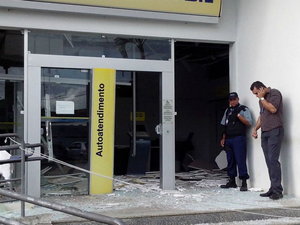 Governador Mangabeira: Bando explode caixas eletrônicos e depois rende pacientes em hospital