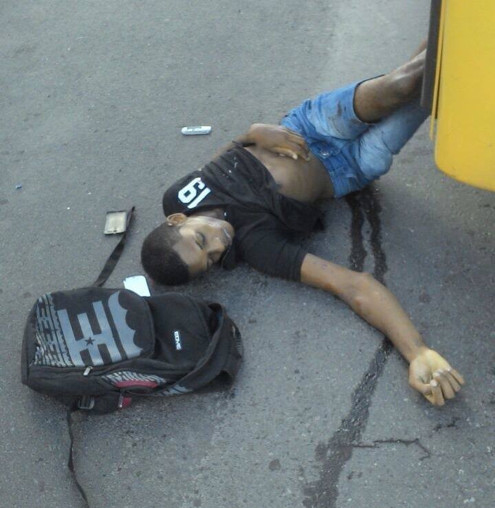 Bandidos são baleados por passageiro durante assalto à ônibus; um morreu