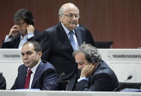 Em meio a escândalo, Blatter se elege para o 5º mandato na presidência da Fifa