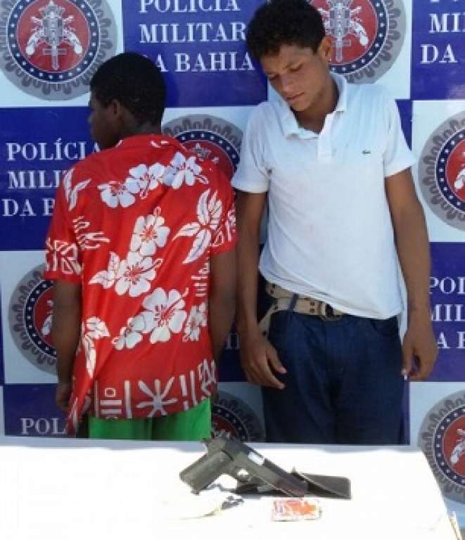 Polícia prende suspeitos de roubo a turista em orla de Salvador