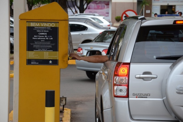 Shoppings podem ser obrigados a fornecer estacionamento gratuito para funcionários em serviço