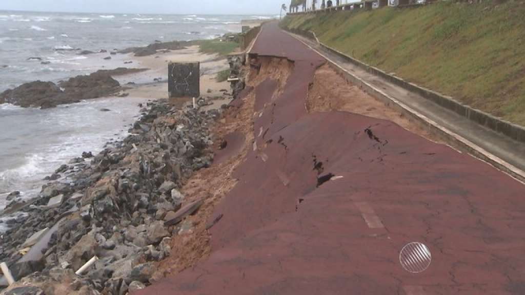 Chuva e mar agitado destroem trecho de pista de ciclismo na orla de Salvador