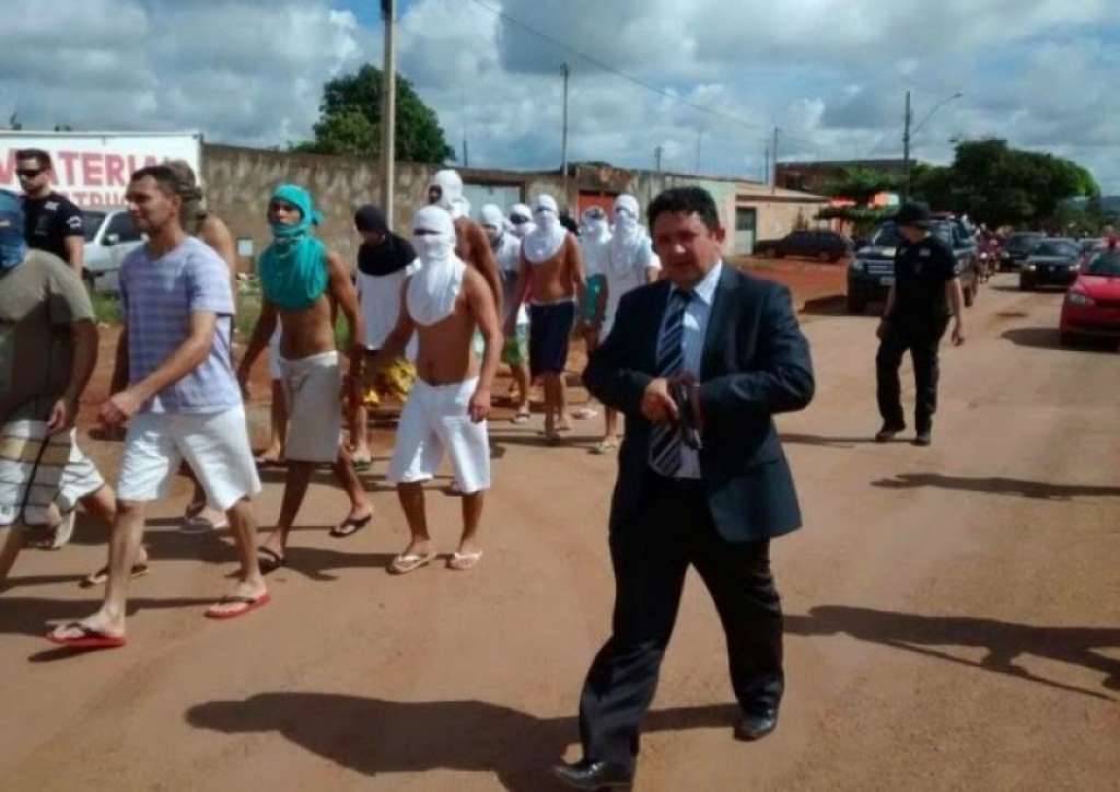 Transferência: presos vão a pé de delegacia para Cadeia Pública