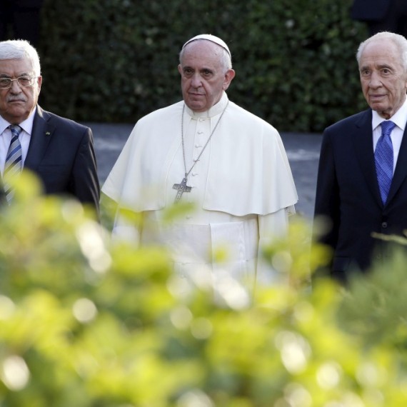 Papa Francisco recebeu neste sábado (16) o presidente palestino Mahmoud Abbas, no Vaticano (Foto: Alberto Pizzoli/Pool Photo via AP)