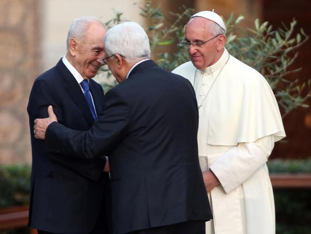 Papa Francisco recebeu neste sábado (16) o presidente palestino Mahmoud Abbas, no Vaticano (Foto: Alberto Pizzoli/Pool Photo via AP)