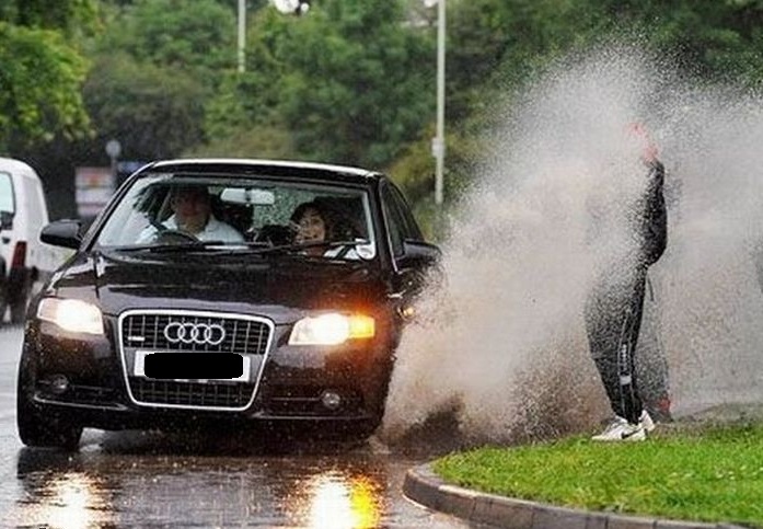 Transalvador alerta que motorista que jogar carro para molhar pedestre pode ser multado