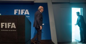 Pela porta dos fundos: Joseph Blatter decide entregar cargo de presidência (Foto: VALERIANO DI DOMENICO / AFP)