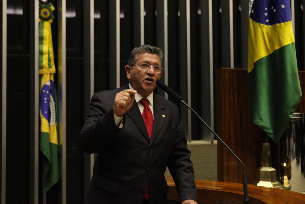 O deputado federal Caetano (PT-BA) ocupou a tribuna da Câmara nesta segunda (01) para cobrar uma ação coordenada para garantir maior segurança pública no município de Camaçari, na Bahia.