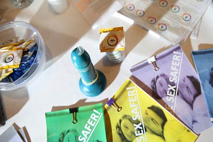 Estudantes criam preservativo que muda de cor em contato com DSTs