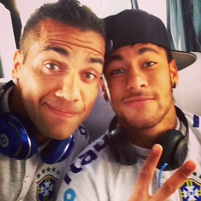 Daniel Alves comenta punição de Neymar: “deve aprender com os erros”