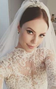 Paolla Oliveira posa vestida de noiva para campanha e é elogiada