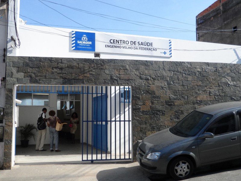 Posto de saúde permanece fechado, mas ônibus voltam a circular em bairro de Salvador