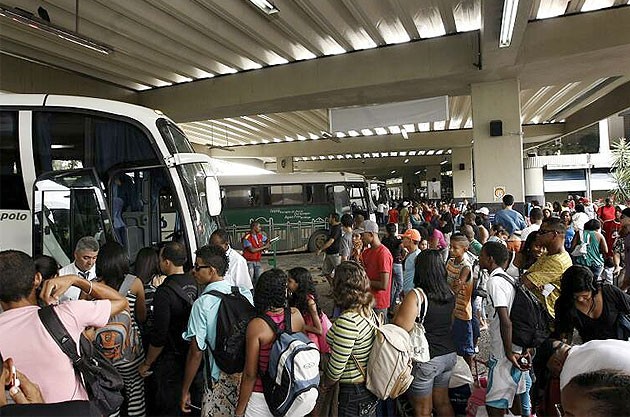 Ferry e rodoviária registram movimento intenso de saída para o São João nesta sexta-feira