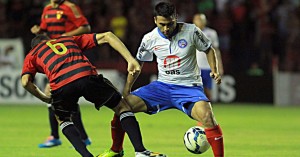 04jun2014---argentino-maxi-biancucchi-recebe-marcacao-rubro-negra-em-jogo-entre-sport-e-bahia-pelo-brasileirao-1401933376983_956x500