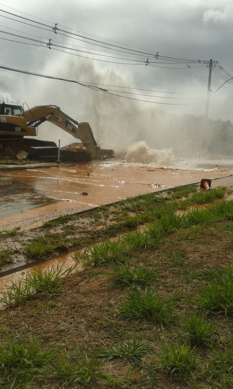 Após rompimento de adutora, abastecimento de água é retomado em Salvador