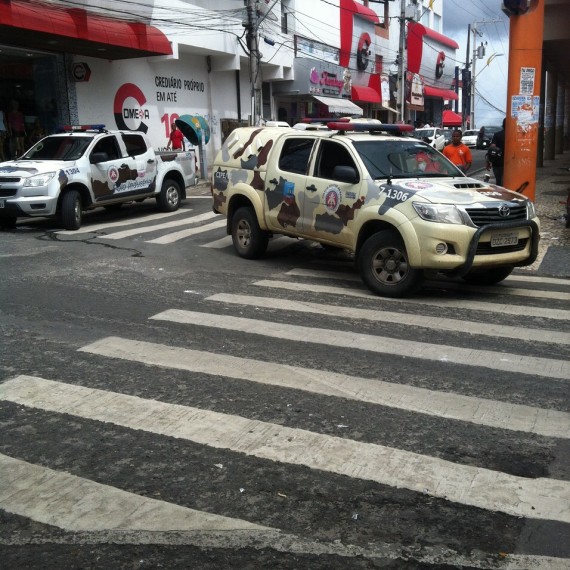 Polícia cerca banco Itaú em Camaçari