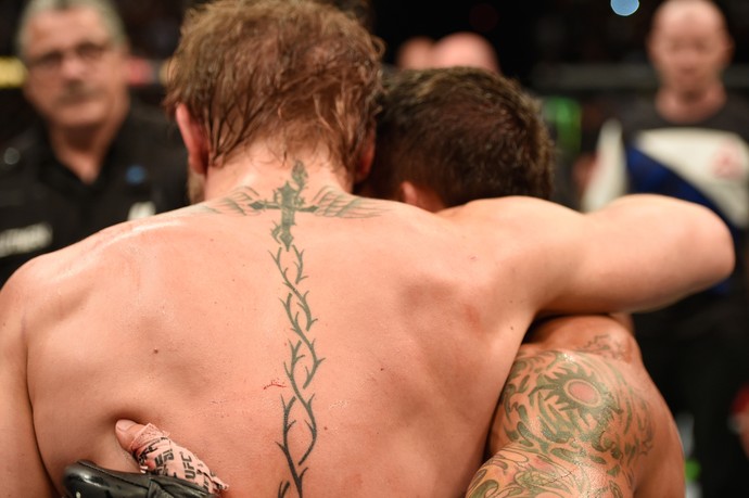 Conor McGregor e Chad Mendes se abraçam após o confronto que valeu o título interino dos leves (Foto: Getty Images)