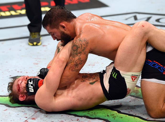 Conor McGregor teve dificuldades com o wrestling de Chad Mendes (Foto: Getty Images)