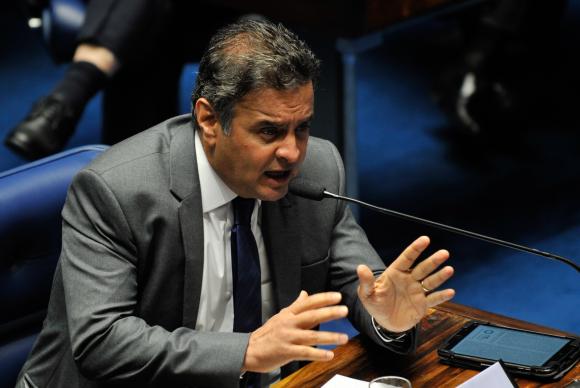 Senadores derrubam afastamento de Aécio Neves