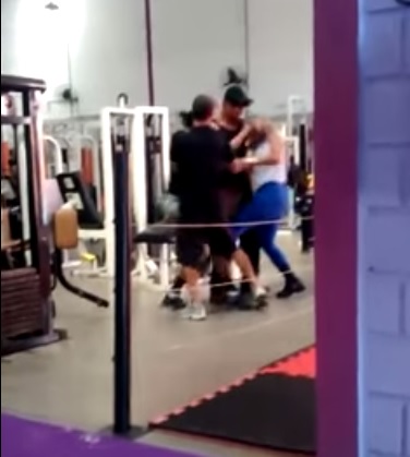 Vídeo: personal trainer agride ex-namorada em academia com joelhada