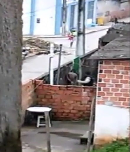 Vídeo mostra homem espancado por suposto policial militar em Camaçari