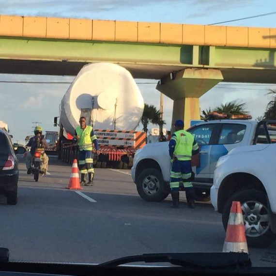 carreta presa no viaduto do trabalghador