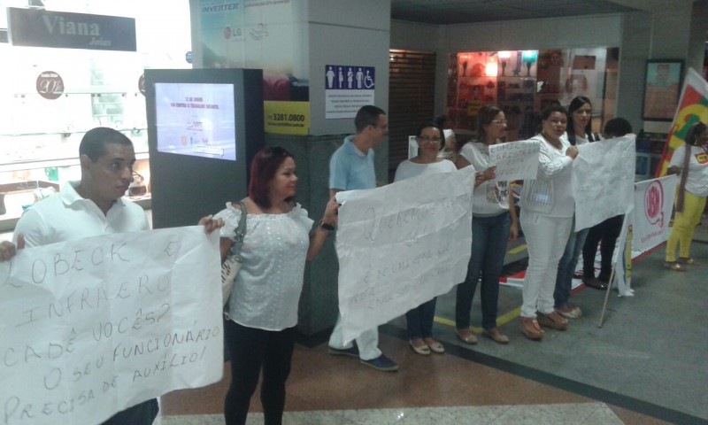 Amigos e familiares de funcionário acidentado protestam no Aeroporto de Salvador