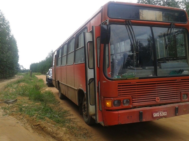 Motorista de ônibus escolar abandona veículo ao ser parado em