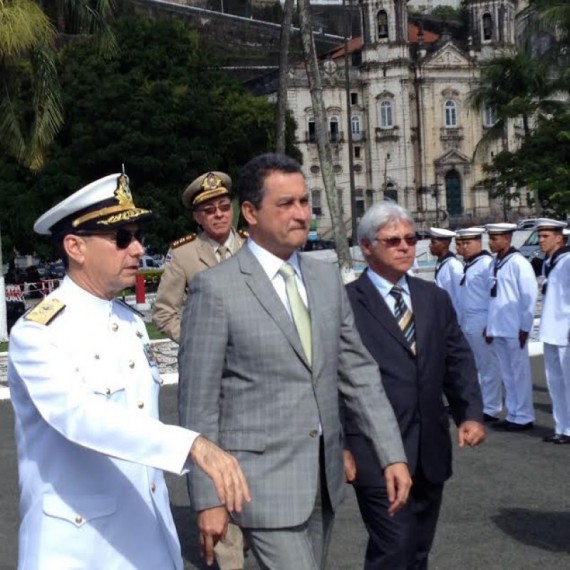 rui recebe homenagem da marinha no dois de julho