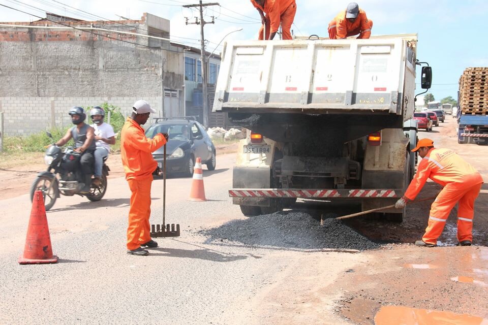 Em rede social, prefeito de Camaçari anuncia 17 toneladas de asfalto em “operação Tapa-Buraco” e é criticado pela população.